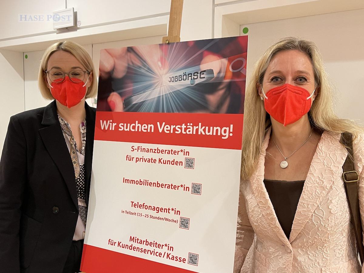 Die Sparkasse Osnabrück sucht neue Mitarbeiter. Oberbürgermeisterin Katharina Pötter (links) und Sparkassen-Vorständin Nancy Plaßmann