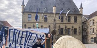 Obdachlosenwagen vor dem Rathaus