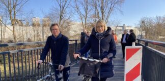 Stadtbaurat Frank Otte und Oberbürgermeisterin Katharina Pötter weihen die neue Brück am Haseuferweg ein