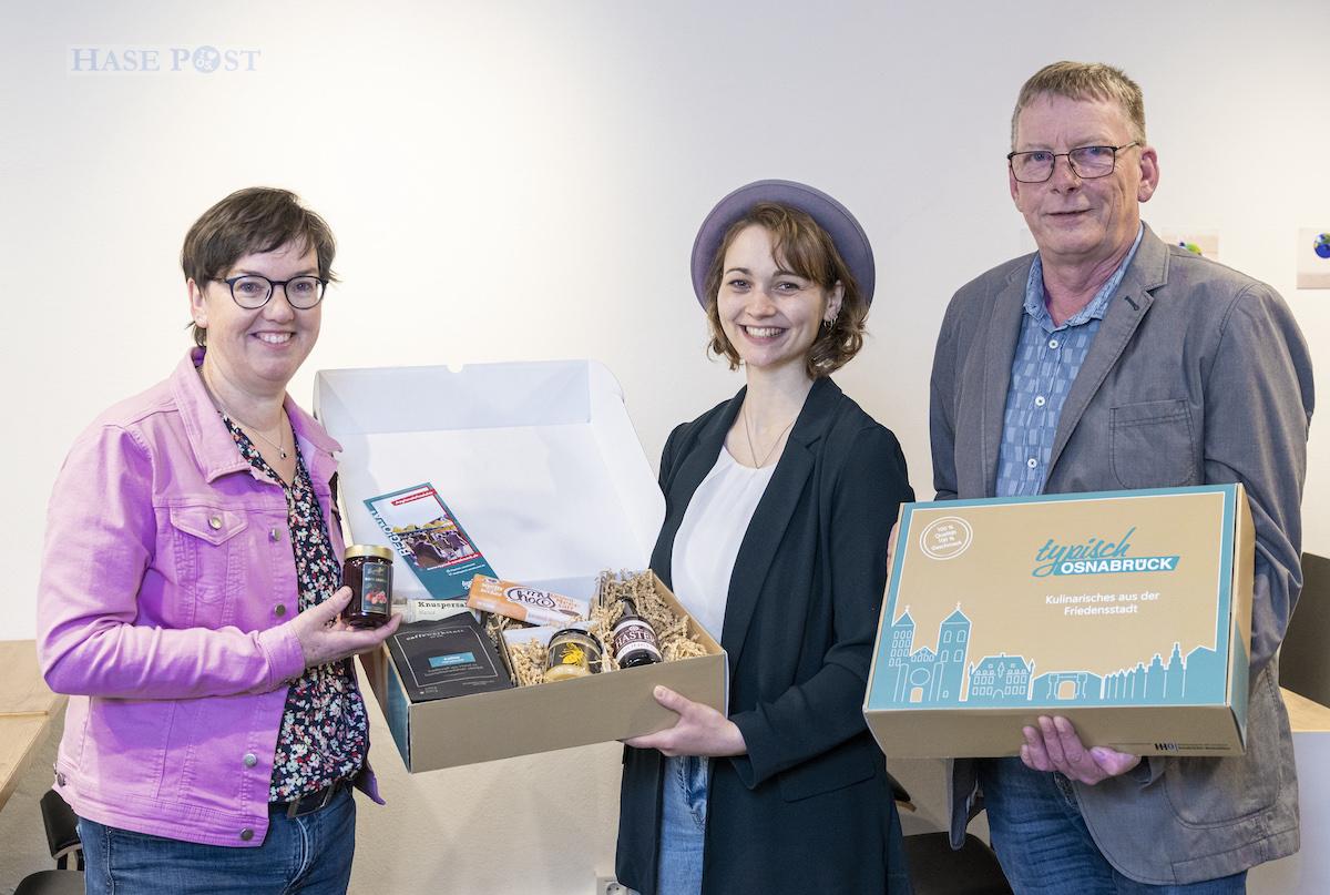 Mechthild Sauer (HHO), Marie-Theres Lohmann (WFO) und Rolf Holtgreve (HHO) präsentierten die neue Regionalbox am Verkaufsstandort StadtGalerieCafé. Foto: WFO / Hermann Pentermann