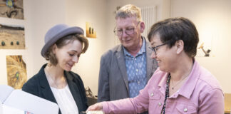 Marie-Theres Lohmann (WFO), Rolf Holtgreve (HHO) und Mechthild Sauer (HHO) präsentierten die neue Regionalbox am Verkaufsstandort StadtGalerieCafé. Foto: WFO / Hermann Pentermann