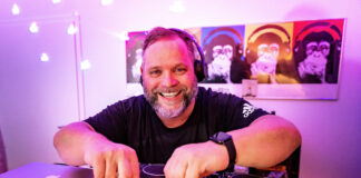 DJ Christian Schäfer heizt bei der Revival-Party ordentlich ein
