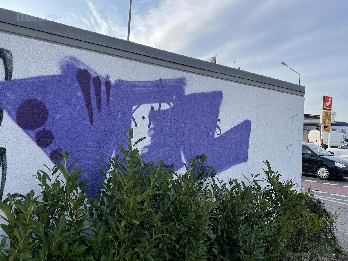 Manch ein "Künstler" scheitert bereits daran drei einzelne Buchstaben sauber zu sprühen (Sachbeschädigung aka Graffiti an der Hannoverschen Straße)