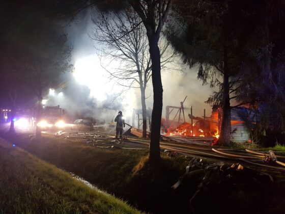 Garage mit Autos brennt in Bissendorf aus