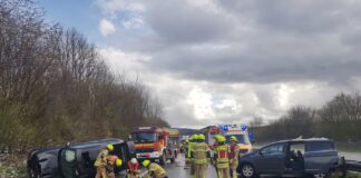Unfälle auf der Autobahn 33: Kind in PKW eingeklemmt, weiteres verletzt