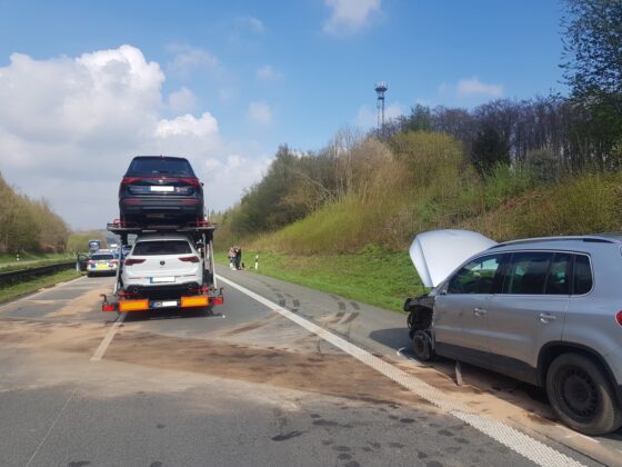 Nach Unfall: PKW-Fahrer tödlich von LKW auf der Autobahn A33 erfasst