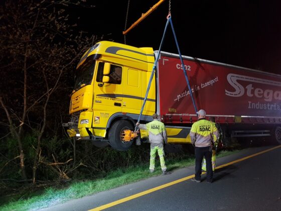 Vollsperrung: Nächtliche LKW-Bergung auf der Autobahn A1