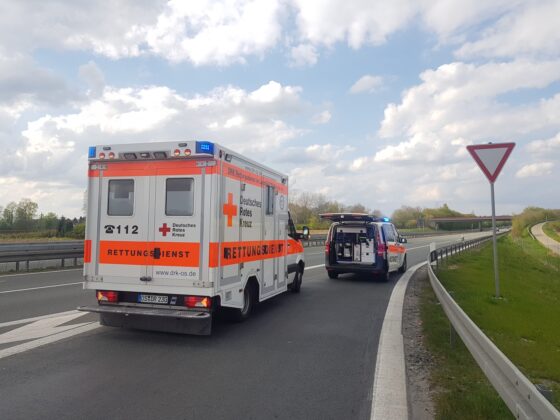 Rettungswagen und Notarzt auf Autobahn