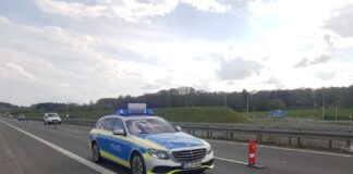 Streifenwagen der Polizei im Einsatz auf der Autobahn