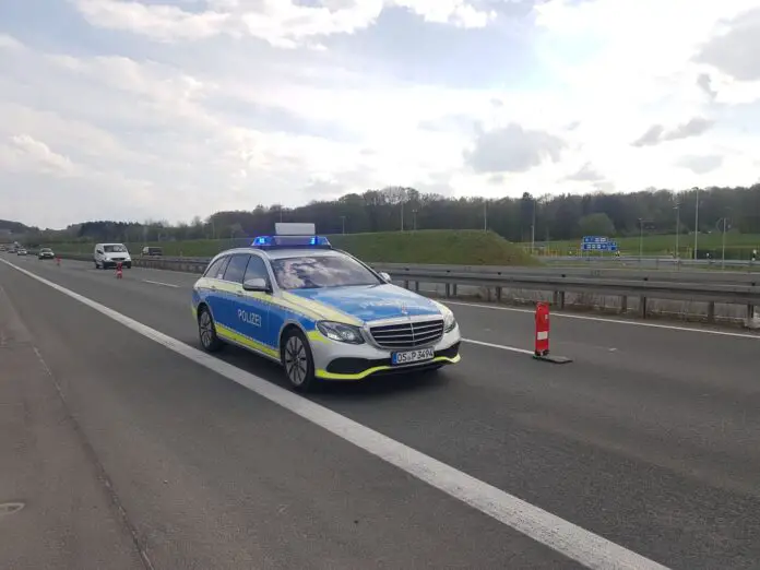 Streifenwagen der Polizei im Einsatz auf der Autobahn Streifenwagen der Polizei im Einsatz auf der Autobahn