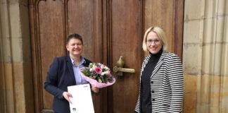 Stadträtin Heike Pape (links) erhielt von Oberbürgermeisterin Katharina Pötter (rechts) die offizielle Ernennungsurkunde. / Foto: Nina Hoss