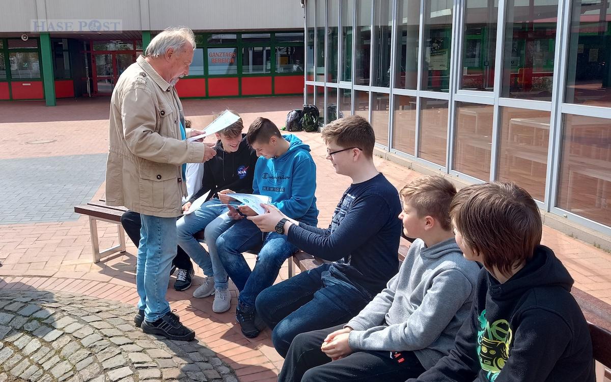 Friedhelm Kaiser übergibt den Schülern ihr Zertifikat zur Teilnahme an der GenerationenWerkstatt. / Foto: Brockfeld 