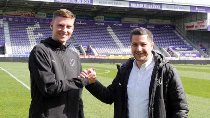 Benas Šatkus (li.) bei seiner Vorstellung im vergangenen Sommer mit VfL-Sportdirektor Amir Shapourzadeh / Foto: VfL Osnabrück