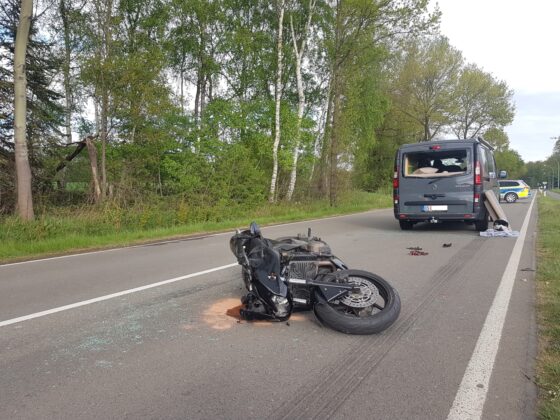 Motorradfahrerin prallt durch Heckscheibe eines Vans