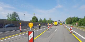 PKW-Anhänger kippt in Baustelle auf Autobahn 30 um