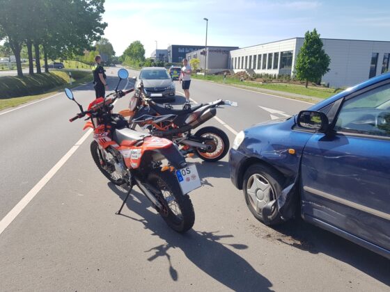 Zwei Motorräder und ein PKW stoßen in Bissendorf zusammen