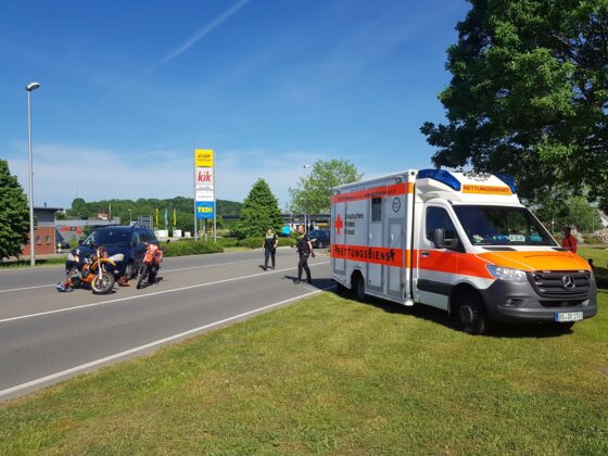 Zwei Motorräder und ein PKW stoßen in Bissendorf zusammen