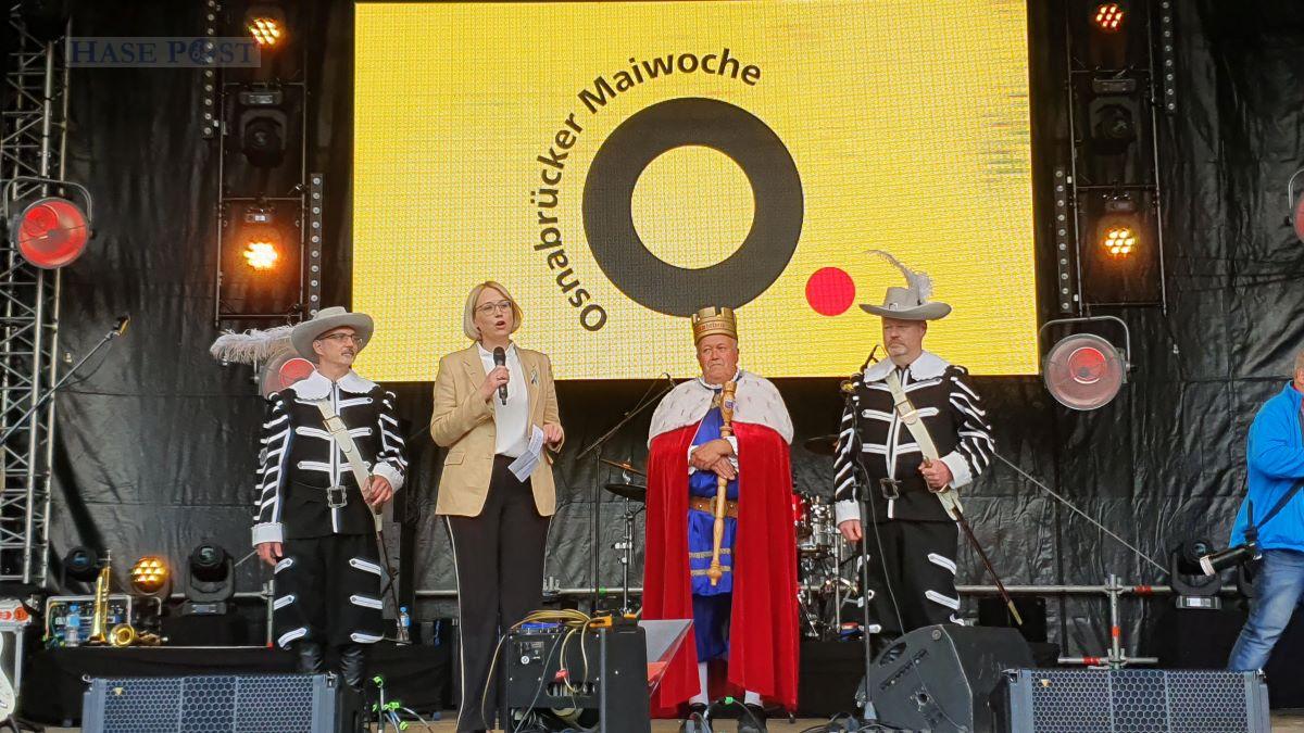 Oberbürgermeisterin Katharina Pötter mit dem Osnabrücker Biermaskottchen Gambrinus, eingerahmt von der Ehrengarde der Stadt. / Foto: Stanehl