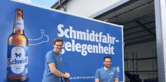 Andreas Wiesing und Kristoff Drees sind ganz begeistert vom neuen Bier. / Foto: Schulte