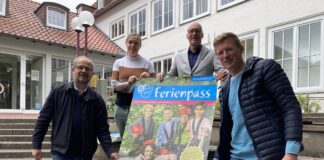 (von links) Mathias Owerrin, Michaela Teuber, Wolfgang Beckermann und Nils Bollhorn freuen sich auf das actiongeladene Ferienpassprogramm der Stadt. / Foto: Schulte