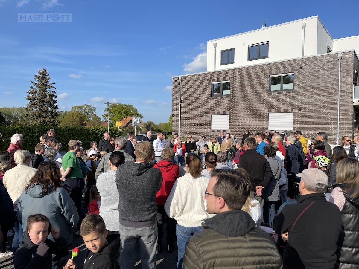 Hundreds of citizens gathered at the old terminus Schlossstrasse in Belm