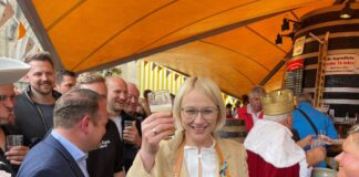 3 Schläge brauchte Oberbürgermeisterin Katharina Pötter für den Fassanstich. / Foto: Pohlmann