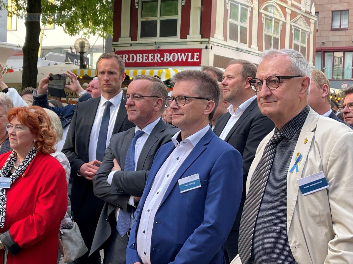 Lokale Politprominenz im Europadorf (von links): Brigitte Neumann (CDU), Innenminister Boris Pistorius, MdL Frank Henning, Heiko Schlatermund (SPD) / Foto: Pohlmann