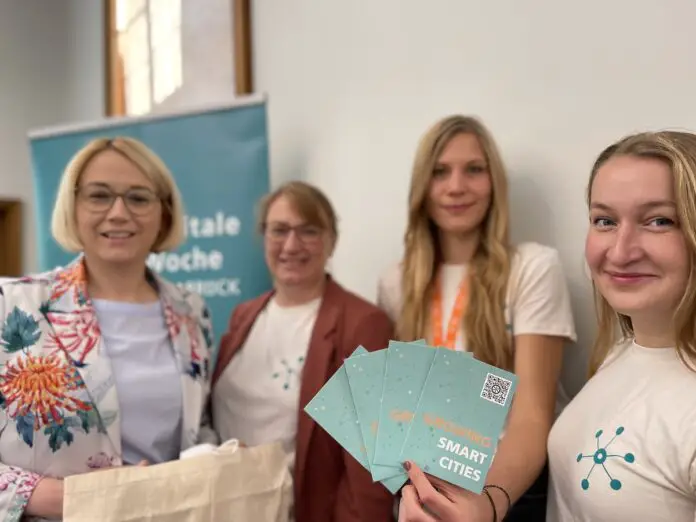 (Archivbild) Oberbürgermeisterin Katharina Pötter, Magdalena Knappik, Leiterin Stadt- und Regionalentwicklung, Anna-Lena Meiners, Teamleitung Smart City und Luca Bauer, Smart Region Förderprojekt, stellen das Programm der Digitalen Woche Osnabrück vor. / Foto: Pohlmann