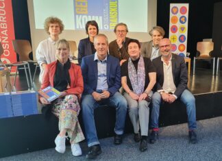 Das Leitungsteam des Theaters Osnabrück: Vorne (von links): Marguerite Donlon, Ulrich Mokrusch, Juliane Piontek, Norbert Schmittberg; Hinten (von links): Claudia Lowin, Tanja Spinger, Christian Schlüter, Andreas Hotz