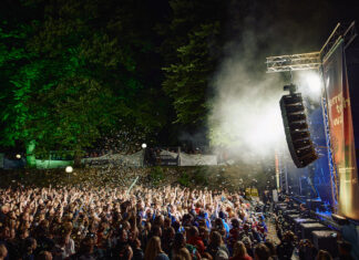 Ausgelassene Stimmung an der Bühne am Herrenteichswall / Foto: Martin Rupik