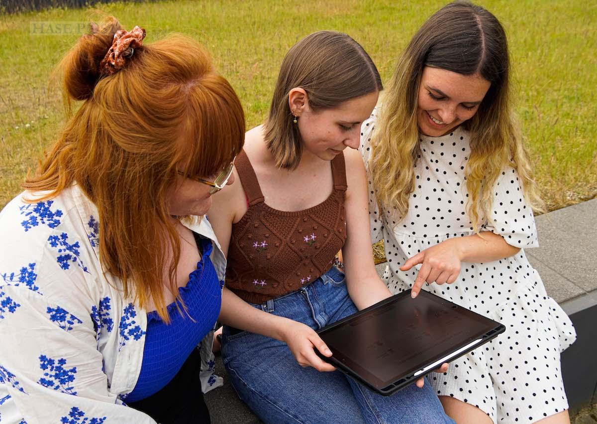 Die drei Studentinnen haben die App im Rahmen einer Projektarbeit in ihrem Studien- gang „Media & Interaction Design“ gemeinsam entwickelt. / Foto: Hochschule Osnabrück