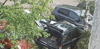 PKW kommt auf zwei geparkten Autos zum Stehen. / Foto: Privat