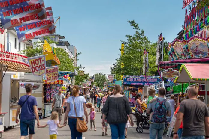 Die Festmeile im Wallenhorster Zentrum lockt mit Kirmesflair und kulinarischen Angeboten.