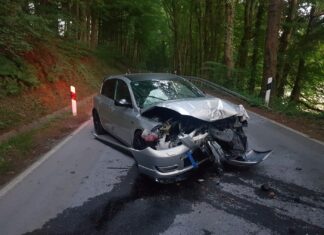 PKW kracht in Georgsmarienhütte gegen Baum, Splitt auf Landstraße