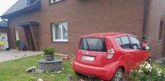Auto prallt gegen Hauswand in Borgloh