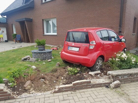 Auto prallt gegen Hauswand in Borgloh