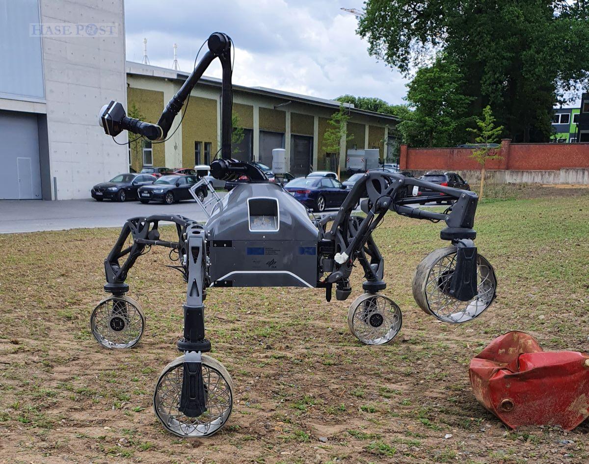 Ein Projekt der Fakultät ist der Marsroboter, der wie die Feldroboter auch auf dem Innovation Field getestet wird. / Foto: Groenewold