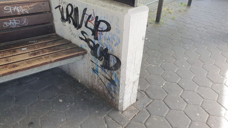 Graffiti an der Bushaltestelle. / Foto: Groenewold