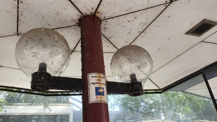 Die Lampen an der Bushaltestelle sind verdreckt. / Foto: Groenewold