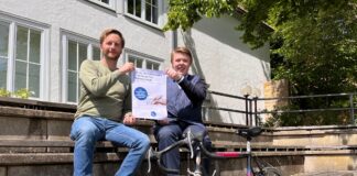 (von links) Daniel Doerk vom Radentscheid und Linus Sandkämper, Pressesprecher des Jugendparlaments stehen für dieselbe Sache ein. / Foto: Kathrin Pohlmann
