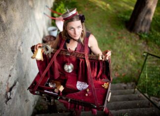 Piesberger Kulturflohmarkt am 3. Juli nach zweijähriger Pause zurück Auch Etta Streicher präsentiert beim Kulturflohmarkt im Rahmen der Veranstaltungsreihe „Wunderkammer Piesberg“ ihre Schätze aus dem Koffer. / Foto: Rike Radloff