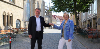 Jörn Hasenfuß, Geschäftsführer von Volkswagen Osnabrück, und Oberbürgermeisterin Katharina Pötter freuen sich auf den Volkswagen Cup 2022 / Foto: Stadt Osnabrück