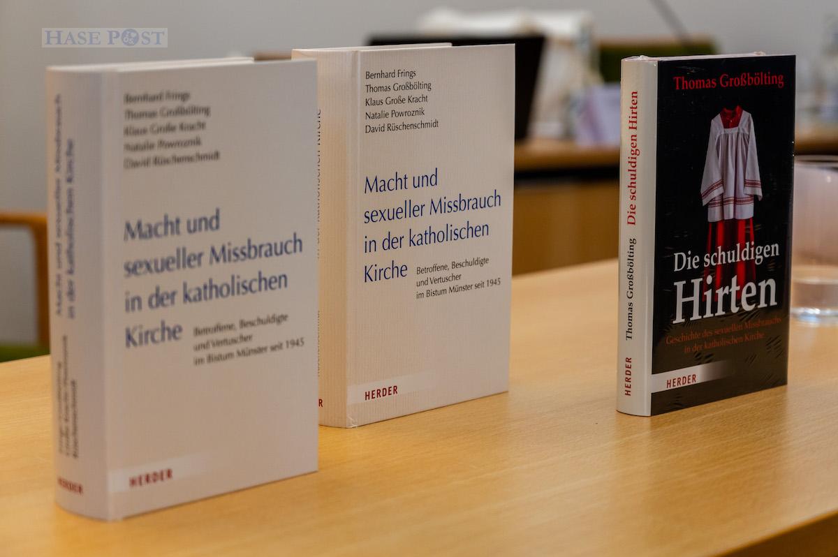 Die Wissenschaftler haben die Ergebnisse ihrer Forschung in zwei Büchern vorgelegt. / Foto: WWU - Michael Möller