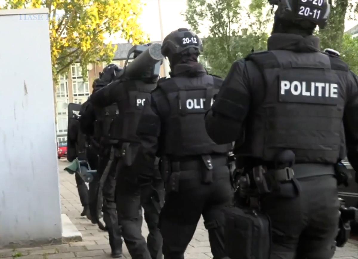 Niederländische Polizeikräfte drangen in eine Amsterdamer Wohnung ein. / Foto: Politie Amsterdam