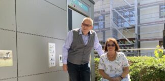 Bernard Manning und Petra Mathiske vor der neuen Toilettenanlage an der Kamp-Promenade. / Foto: Schulte
