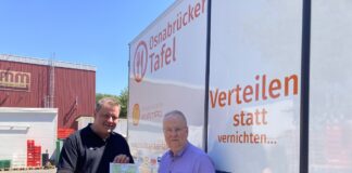 Martin Prust übergibt Hermann Große-Marke 1.000 Euro für die Osnabrücker Kindertafel. / Foto: Schulte