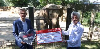 Zoogeschäftsführer Andreas Busemann (rechts) dankt dem neuen „Rüssel voraus!“-Partner Hartmut Voigt, Regionalgeschäftsführer Norddeutschland bei Piepenbrock, für das besondere Engagement für die Elefanten. / Foto: Zoo Osnabrück / Lisa Simon