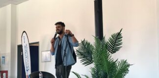 Comedian Amjad bei seinen Auftritt in der BBS Pottgraben. / Foto: Schweer