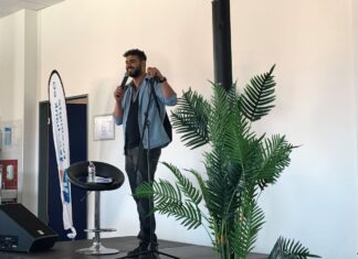 Azubiprojekt „Kultur meets Comedy“: Komiker Amjad tritt in der BBS Pottgraben auf Comedian Amjad bei seinen Auftritt in der BBS Pottgraben. / Foto: Schweer