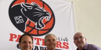 (von links) Sascha Bartsch (OSC), Johannes Busmann (Prowind) und Axel Voß (team4media) freuen sich auf die weiterhin enge Zusammenarbeit bei den Panthers. / Foto: OSC